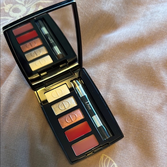 Dior Couture Iconic Multi-Use Palette (Holiday Edition  Dior Multi-Color Eyeshadow Palette travel size